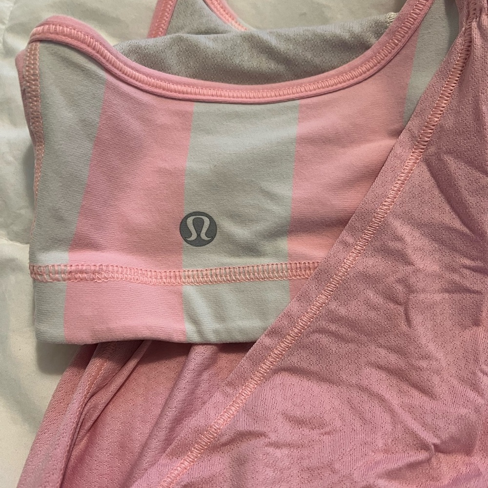 Lululemon workout top with attached bra.